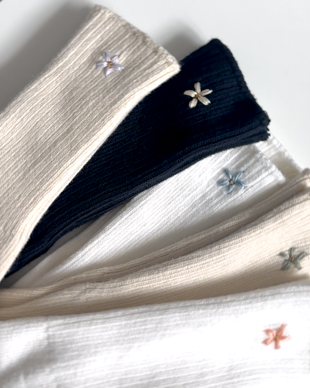 Daisy Organic Socks - White/Peach